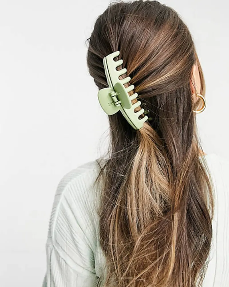 How to Wear the Hair Claw Clip Trend